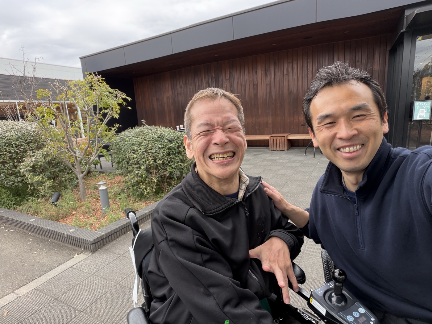 訪問介護サービス:利用者様との外食サポートの様子